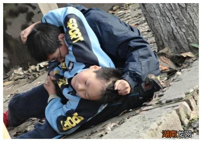 儿子被打爸爸用高情商的方法处理对方主动认错果然人外有人