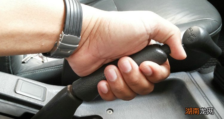 拉手刹踩油门会怎么样