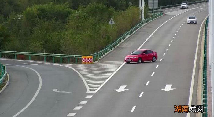 高速公路上倒车扣几分罚多少钱