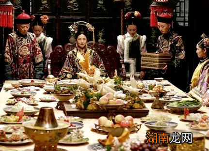 古代皇帝吃饭讲究排场 皇帝吃剩下的饭菜怎么处理