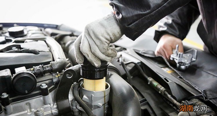 汽油滤芯和机油滤芯一样吗