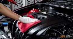 汽车引擎盖打开可以用水冲洗吗