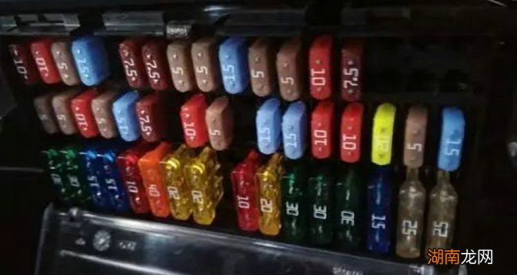 汽车保险盒哒哒响怎么办