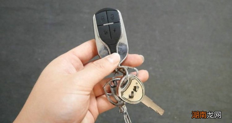 雅迪电动车遥控钥匙怎么换电池