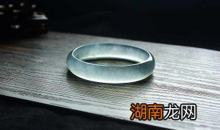 怎么鉴别翡翠手镯真假 翡翠手镯怎么辨认真假