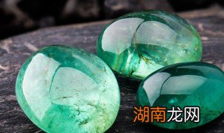 翡翠镯子值多少钱怎么鉴别 翡翠手镯值多少钱