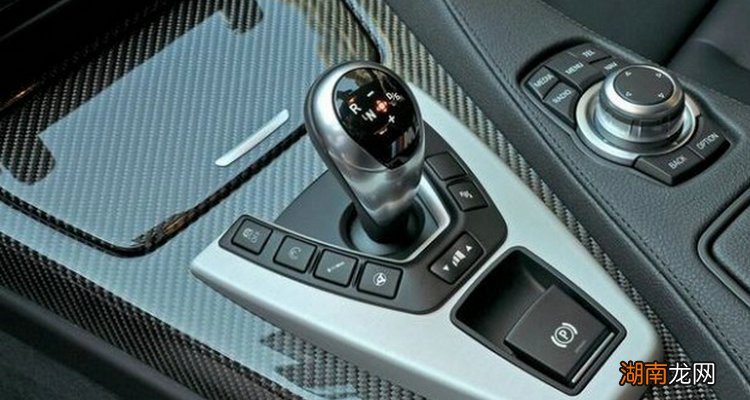 等红灯n档不拉手刹行不行