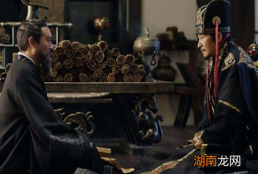 荀彧的死因究竟是什么？相关文献是如何记载的？