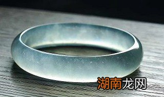 翡翠b货用什么泡的，翡翠b货是用什么做的