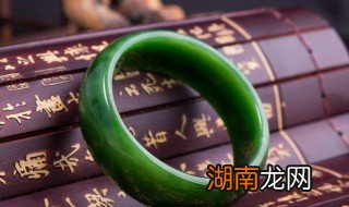 怎么判断翡翠手镯有没有裂纹 怎么判断翡翠镯子上的裂纹