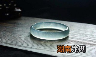 翡翠手镯如果自己去店里买怎么挑选