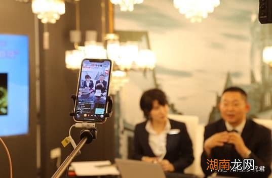 做直播也不易为了和小雪的感情我改了直播时间