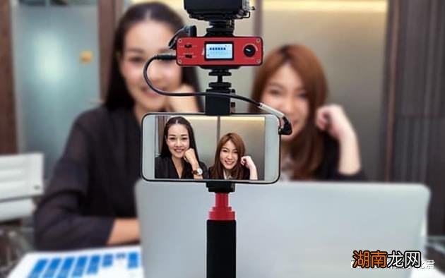 做直播也不易为了和小雪的感情我改了直播时间