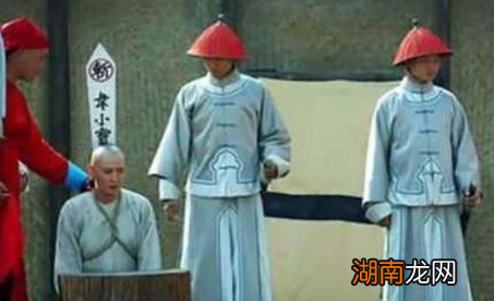 古代犯人被砍头的时候 他们为什么会自觉下跪