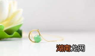 翡翠浅绿色叫什么，翡翠 浅绿