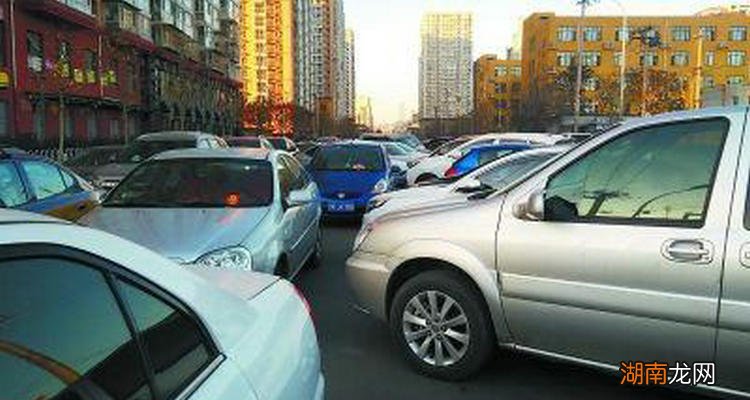 车被堵了怎么办 车上没电话