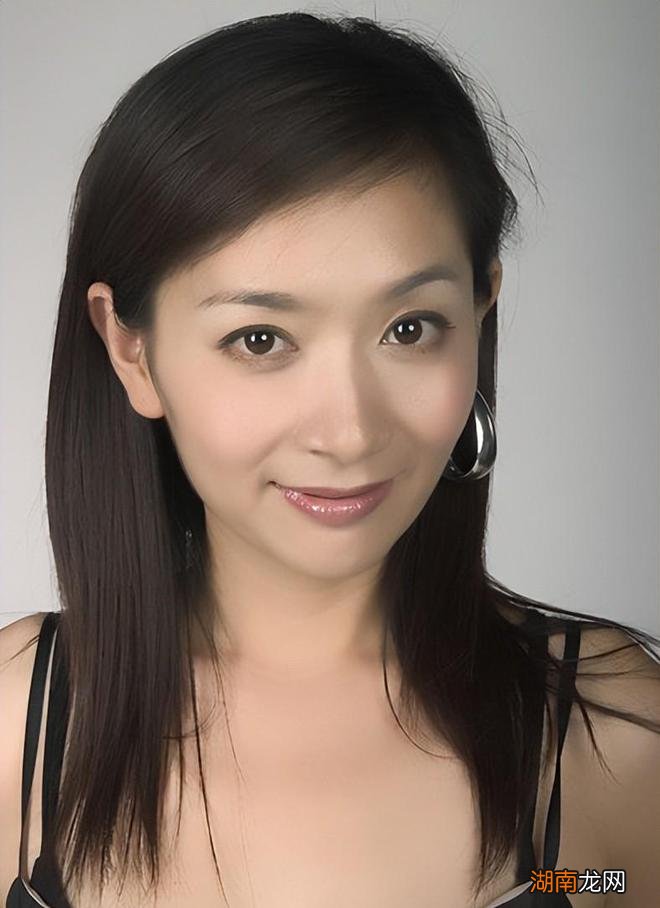 著名主持人王芳年少成名依旧尽职尽业成为妈妈后转为情感博主