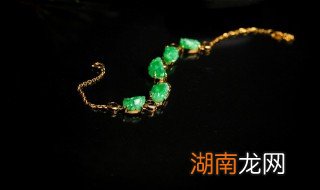翡翠适合什么样的项链 什么样的翡翠手链好
