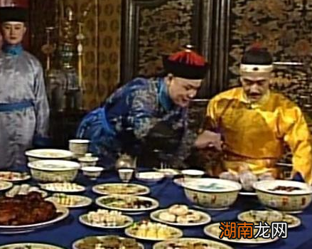 清朝皇帝吃饭到底是什么样的 皇帝那么多菜为何吃不饱