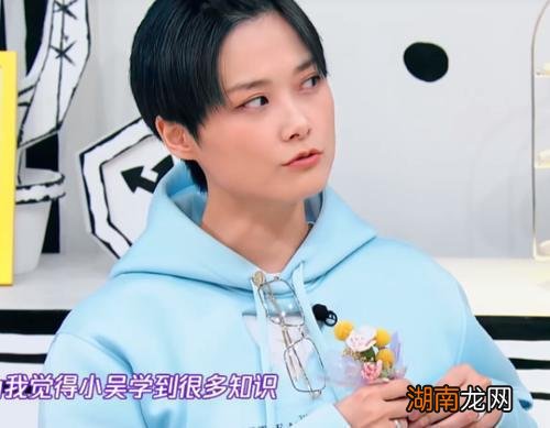 李宇春晒出自己的房子,装修简约得像平民家庭,父母平时还用葵扇