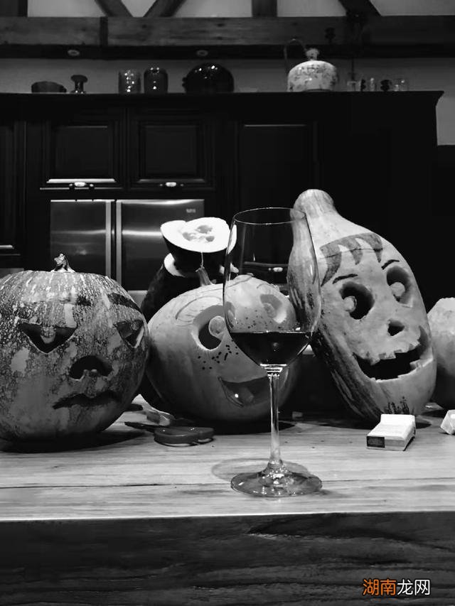 43岁殷桃在北京的豪宅，家中布满名贵花草和家具，价值超百万