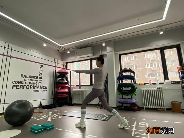 43岁殷桃在北京的豪宅，家中布满名贵花草和家具，价值超百万