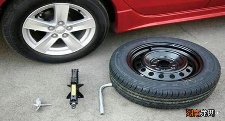 高速爆胎前胎危险还是后胎危险