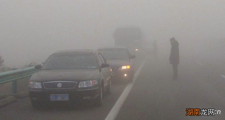 雾天开车怎么使用灯光