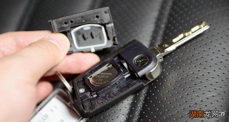 轿车钥匙没电了怎么办