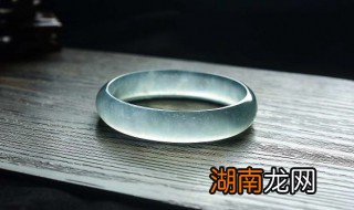 翡翠手镯摔的裂缝了怎么处理,翡翠镯子摔出裂纹怎么修复