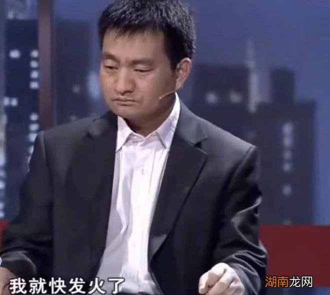 妻子被丈夫打17年离婚丈夫苦苦挽留拿出一段录像让妻子脸红了