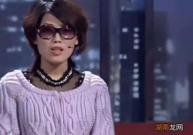 妻子被丈夫打17年离婚丈夫苦苦挽留拿出一段录像让妻子脸红了