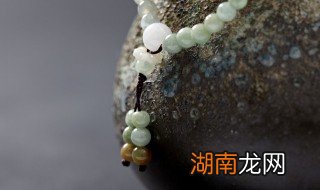 翡翠为什么会有白色的吗 为什么有的翡翠是绿色有的是白色