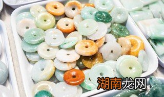 绿翡翠中带墨色是什么 翡翠颜色墨绿