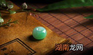 绿色翡翠戒指的寓意什么意思 佩戴绿色翡翠戒指寓意