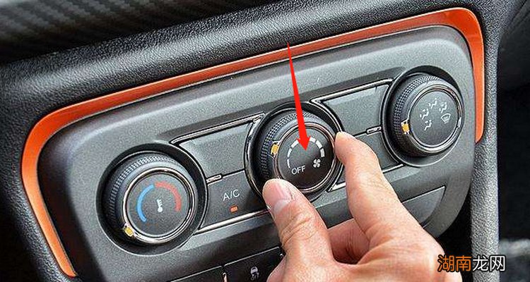 汽车一开空调就吱吱响怎么回事