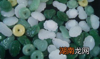 在什么光线下看翡翠好 翡翠用光照出来什么颜色的好