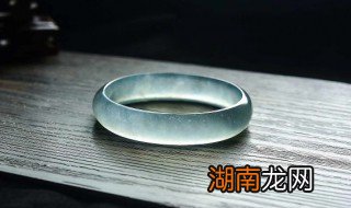 翡翠镯子上的棉线是什么,玉镯上的棉线是什么