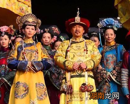 古代皇帝出行背后都有两个大扇子 这东西到底有什么作用