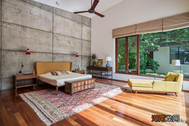 别墅设计:这样环抱大树,守着鱼池的别墅,风水不好才怪吧