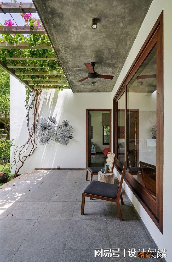 别墅设计:这样环抱大树,守着鱼池的别墅,风水不好才怪吧