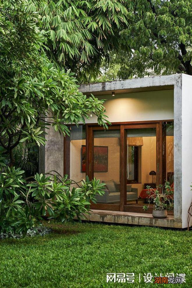 别墅设计:这样环抱大树,守着鱼池的别墅,风水不好才怪吧