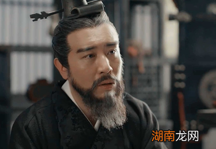 曹操为什么能壮大自己的势力？他实施了什么政策？