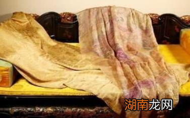 乾隆的裹尸布有什么独特之处 这东西为何能拍出1.3亿的天价