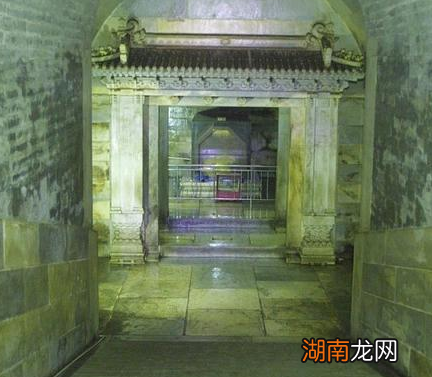 慈禧把“翡翠西瓜”带进陵墓了吗 慈禧下葬时为什么要烧十几万个纸人