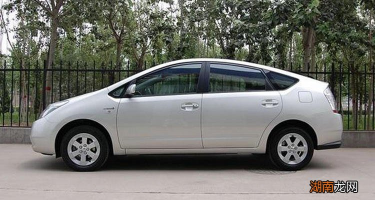 踩死刹车像卡齿轮一样的声音正常吗