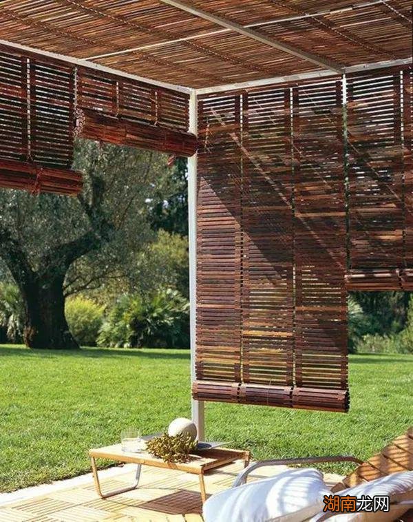 真是后悔,花大价钱做阳光房,夏天又闷又热,铺上竹帘终于舒服了