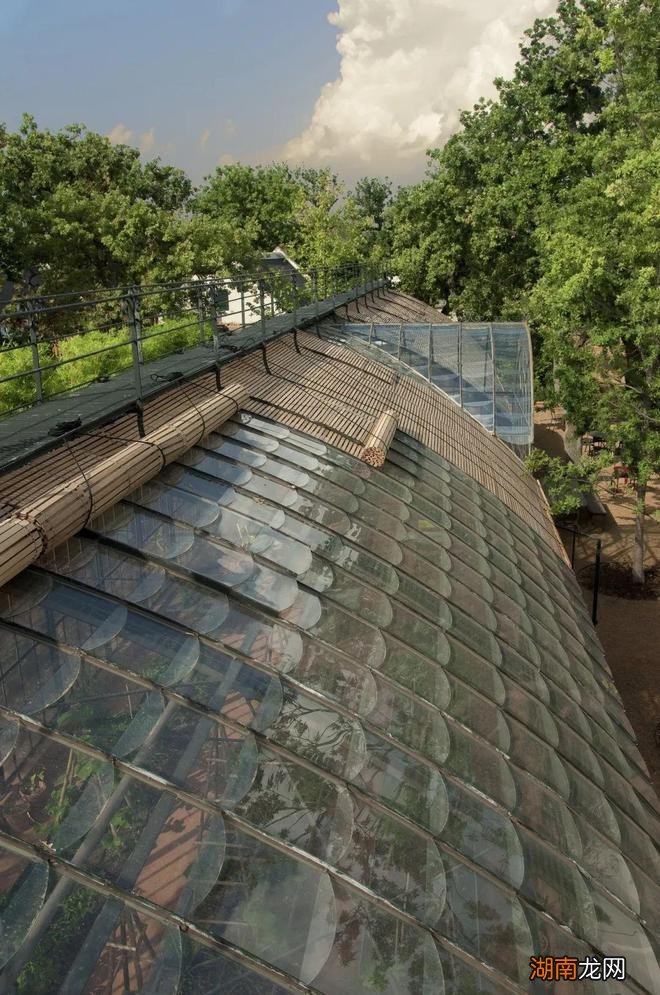 真是后悔,花大价钱做阳光房,夏天又闷又热,铺上竹帘终于舒服了