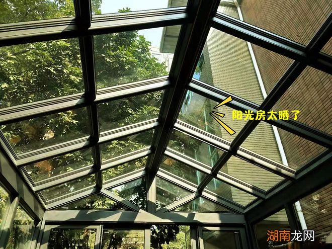 真是后悔,花大价钱做阳光房,夏天又闷又热,铺上竹帘终于舒服了