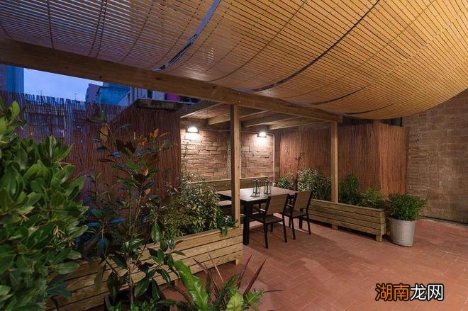 真是后悔,花大价钱做阳光房,夏天又闷又热,铺上竹帘终于舒服了